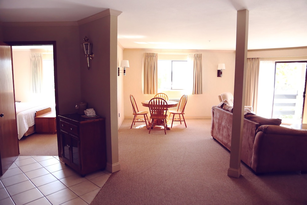 Coachman Inn & Suites
