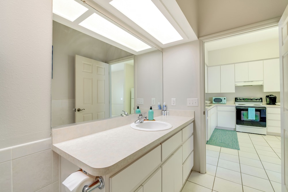 Explore Dtwn Crystal River: Walkable Duplex Unit