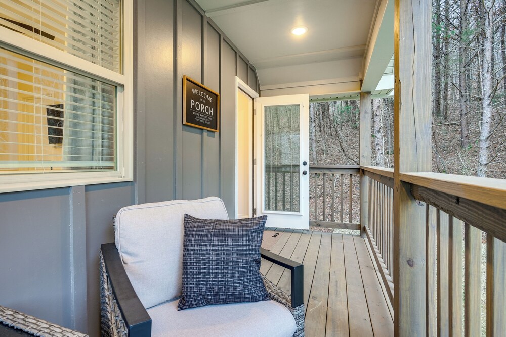 Ideal Location & Mountain Views: Chattanooga Home!