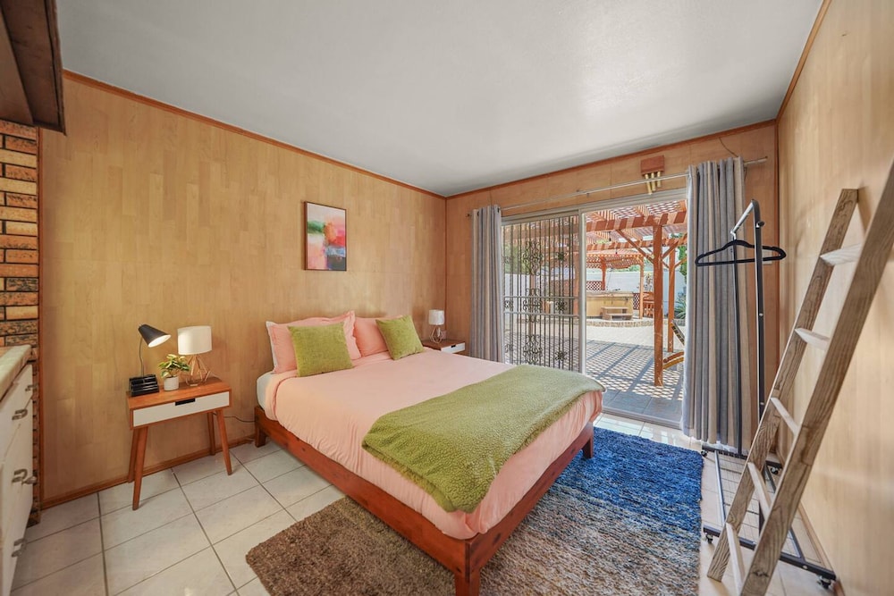 5 BR Jacuzzi 12 Mins to Disney Knotts