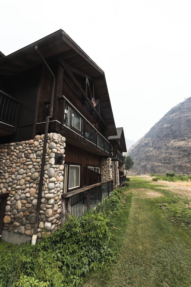 Salmon Rapids Lodge
