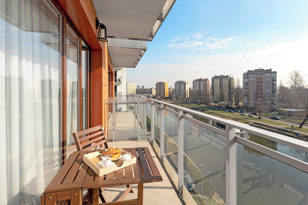 Aura - Riverside & Parking by Downtown Apartments
