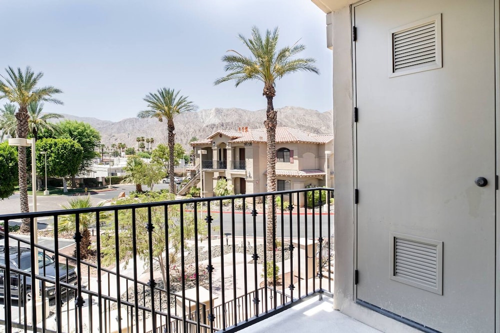 Designer Desert Condo Pool Hot Tub Dogs Welcome