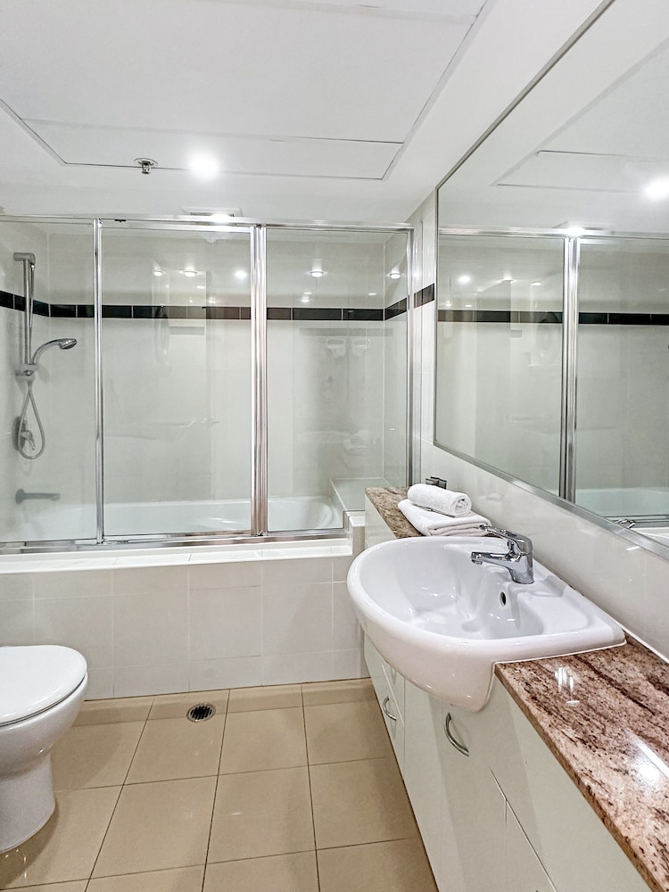 High-rise 2-bed Apartment With Gym, BBQ & Pool