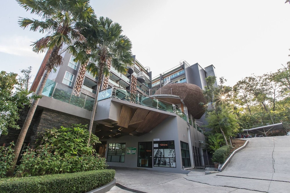 Emerald 412a - Studio With Balcony and Shared Pool