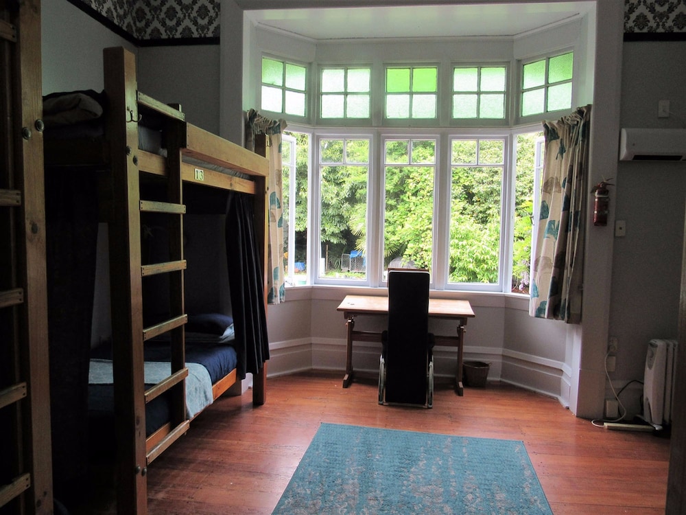 The White Elephant Accommodation - Hostel