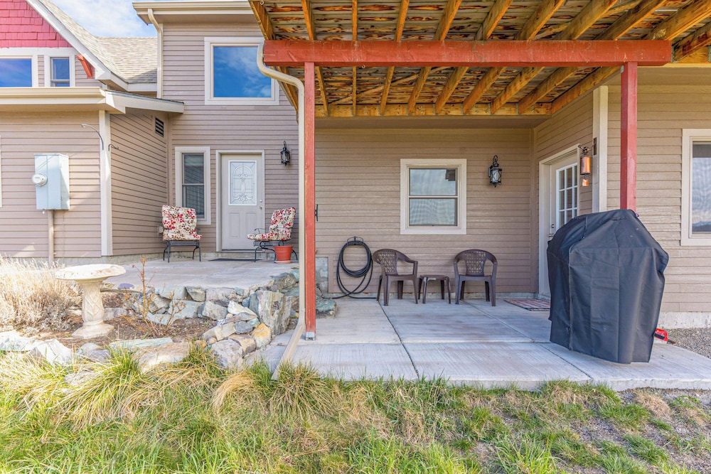 Spectacular Lake-view Retreat w/ Deck, Grill