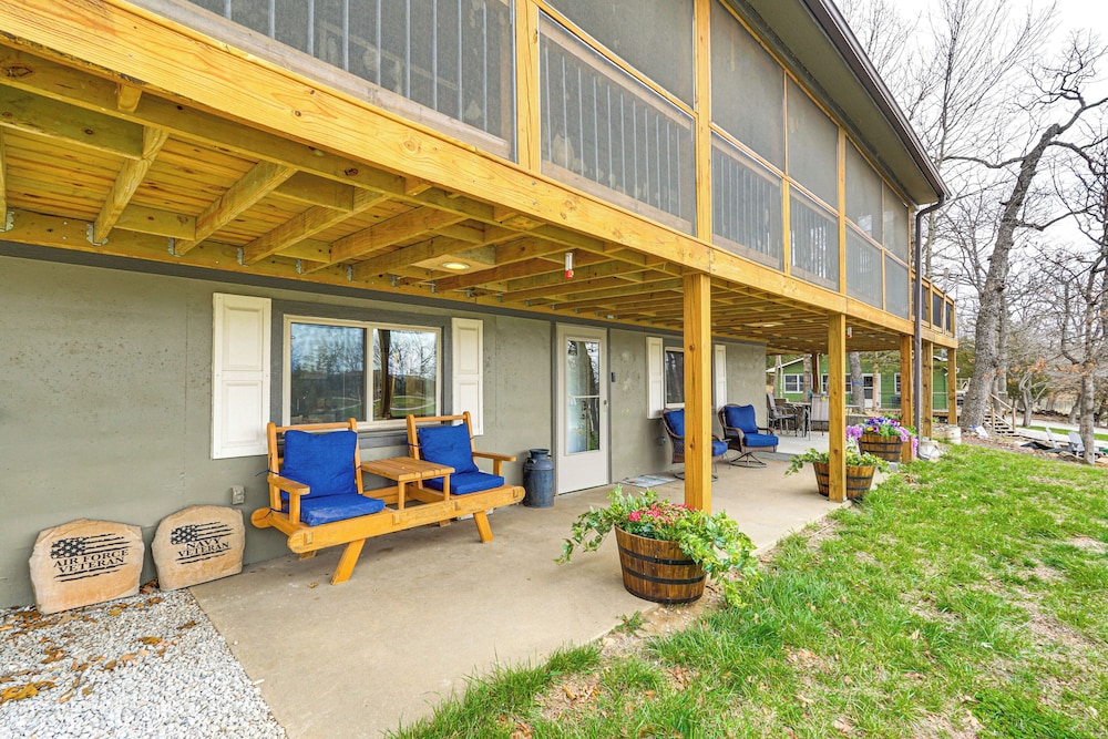Truman Lake Retreat: Large Deck & On-site Fishing!