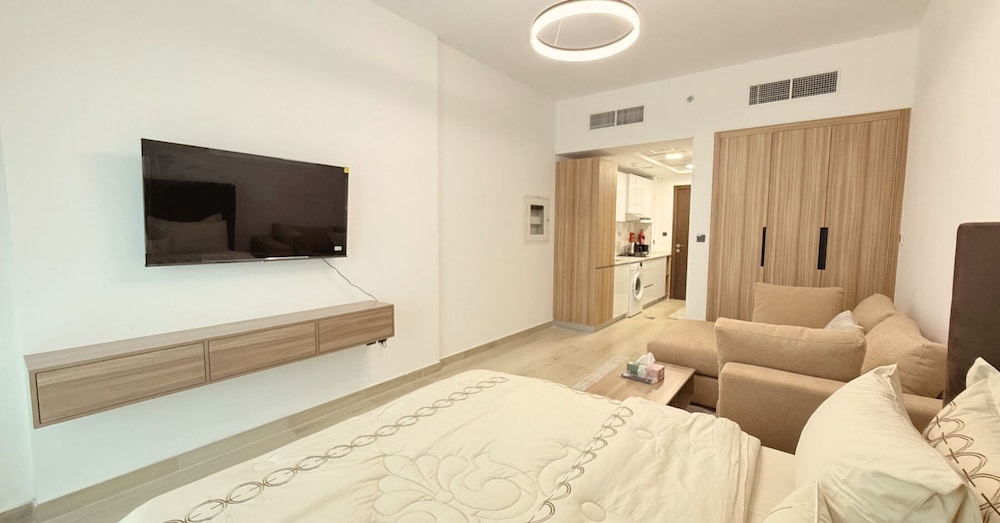 Stylish Studio Pool View JVC Elysee 3