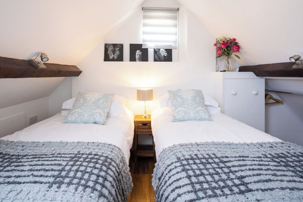 The Dovecote, Rowden Manor- Sleeps 6 & Parking