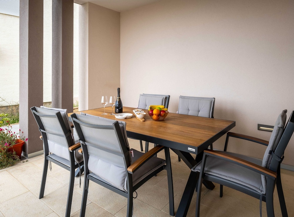 Spacious Povljana Apartment With Sea View and Terrace