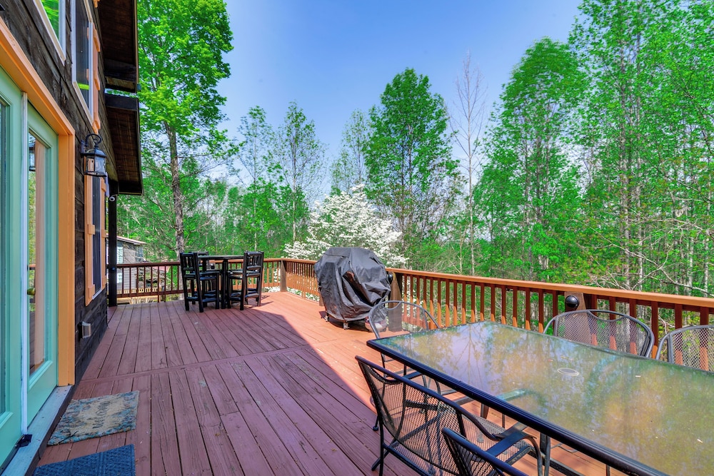 3 Mi to Marina: Cabin w/ Hot Tub in Byrdstown!