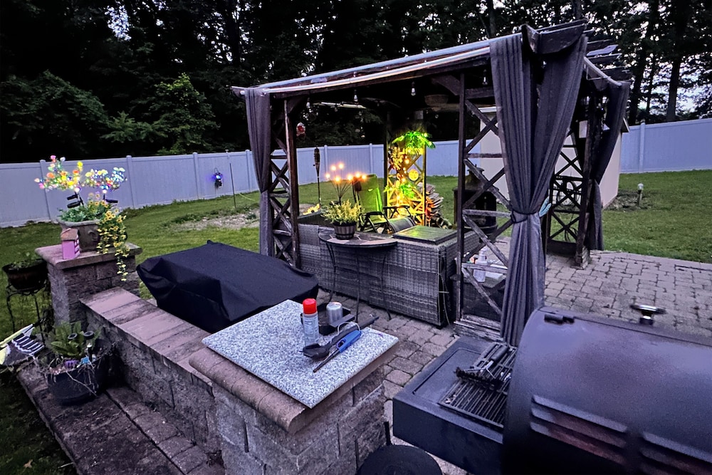 Outdoor Oasis + Hot Tub: Maryland Home w/ Bar!