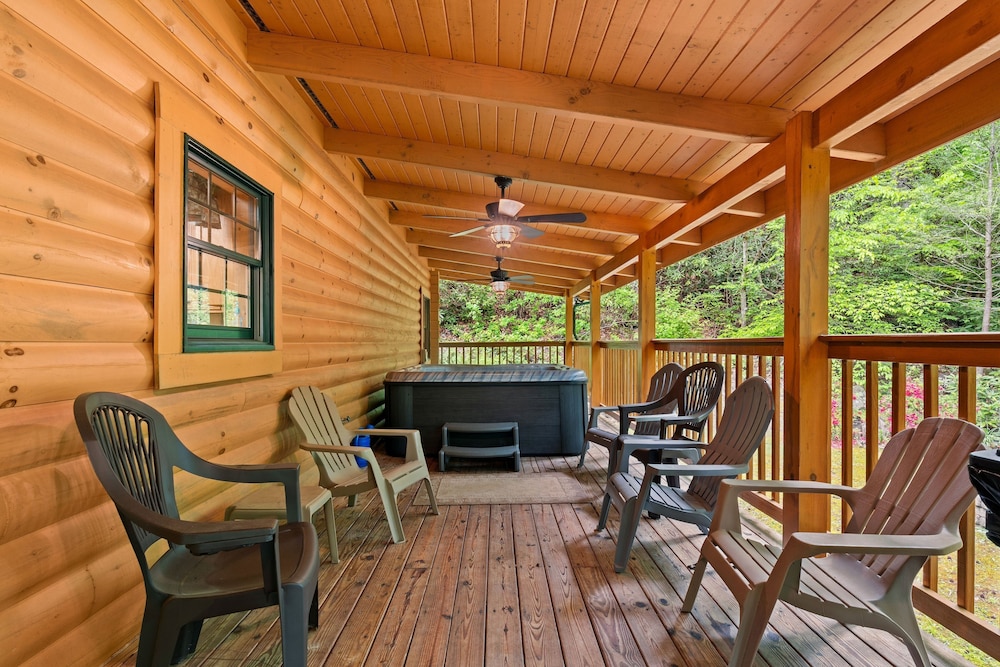 Elk Rapids On Cosby Creek 3 Bedroom Cabin