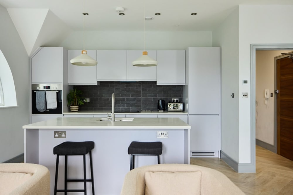 The Putney Sanctum - Beckoning 2bdr Flat With Balcony