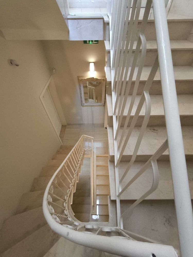 D Townhouse Boutique Suites