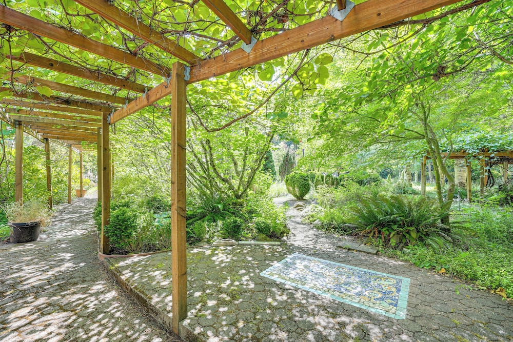 Spring-fed Soaking Tub! Lush Central Oregon Haven