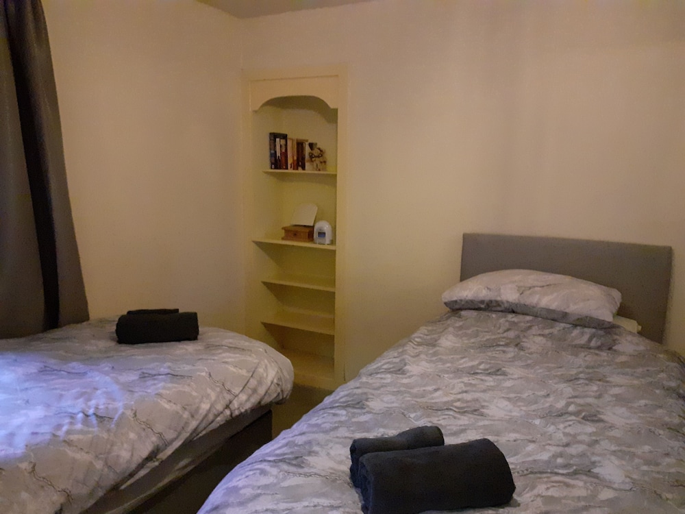 2 Bed Apartment 2 Mins Walk Away From the Beach! view 4