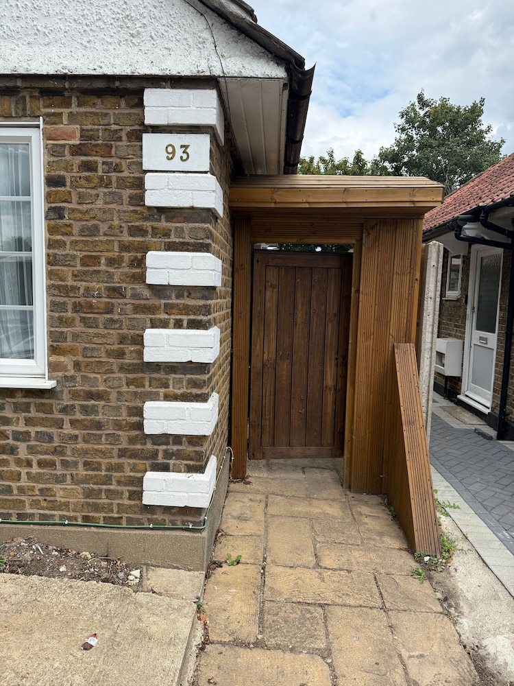 Serene Uxbridge Retreat With Central Heating & Free Parking