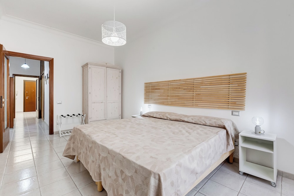 Cozy 2-Bedroom Flat with Balcony