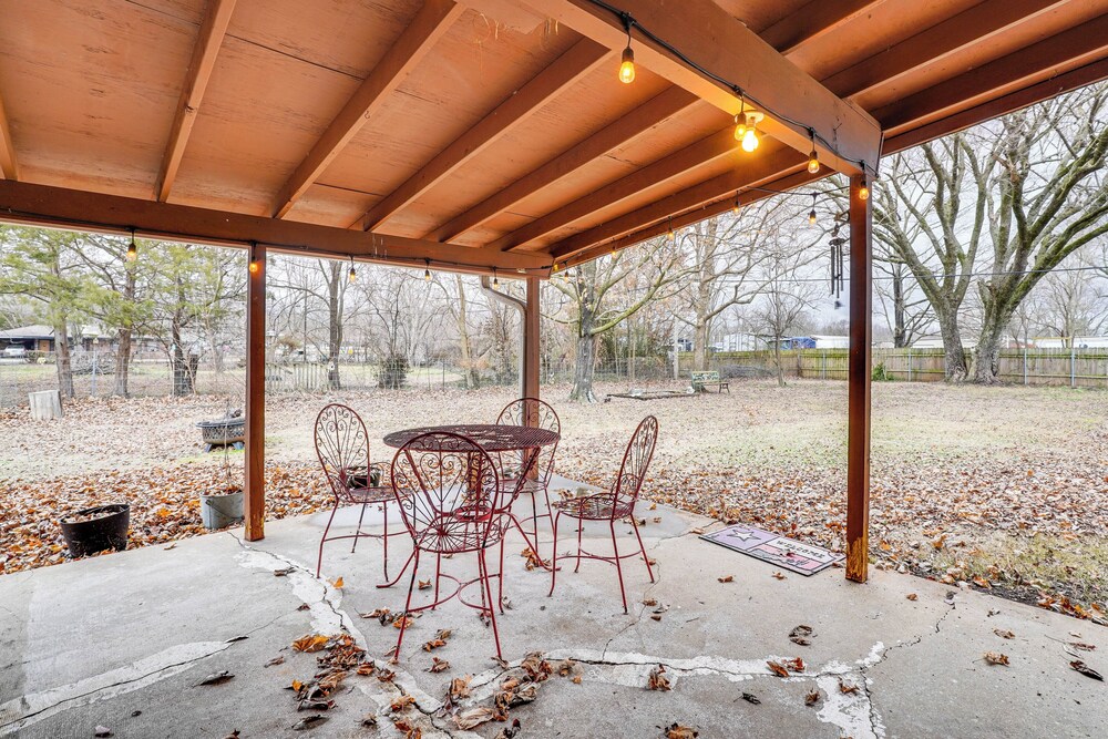 < 1 Mi to Main St Berryville: Spacious Family Home
