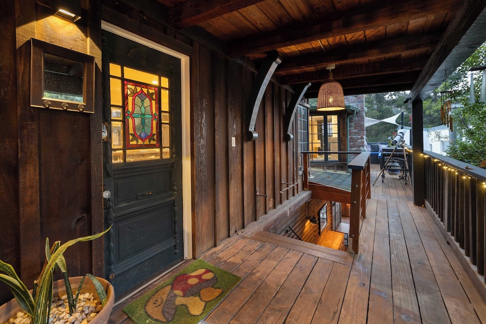 Chic LA Hideaway w/ Soaking Tub, Firepit Lounge & Tranquil Backyard