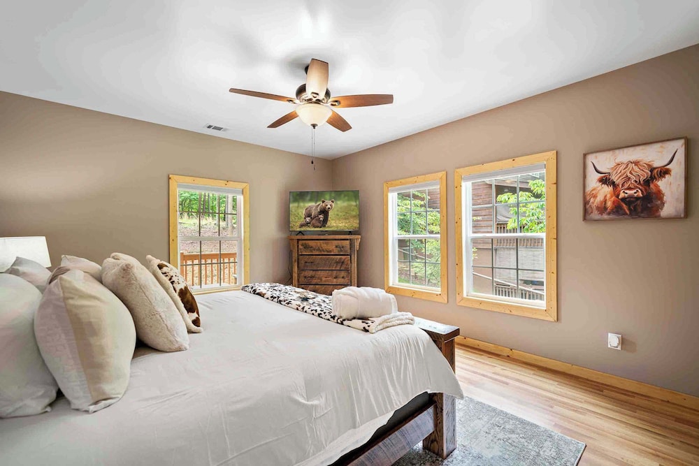 New Listing - Luxurious Mountain Home for 8 With Amenities