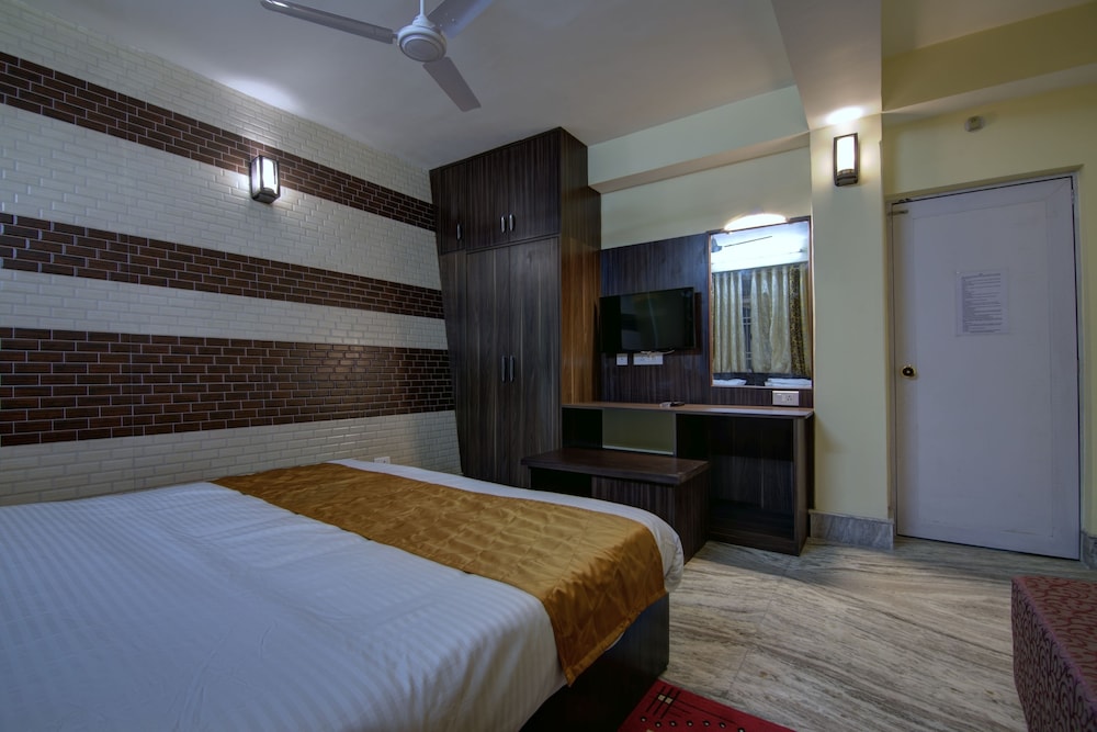 OYO 13465 Greendot Hotel