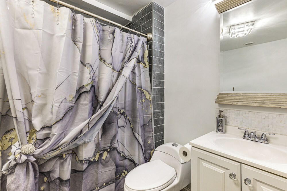 Walk to Beach: Elegant Escape in Lusby!
