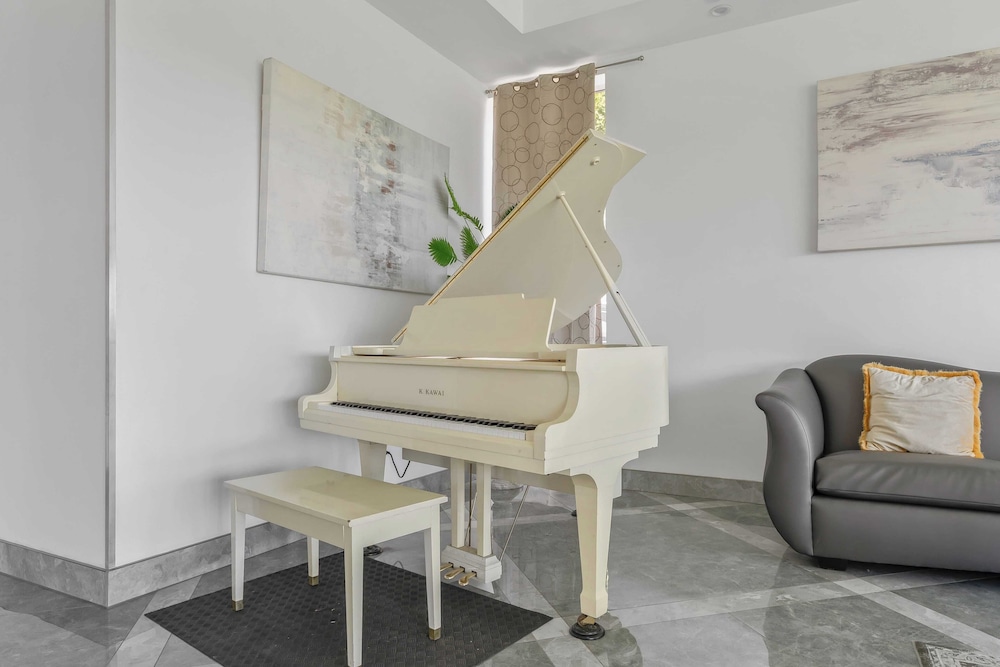 Luxe LA Escape w/ Pool, Views & Game Room Alta Vista Estate by Avantstay