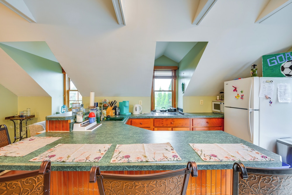 Walk to Marina: Dog-friendly Lake Ontario Studio
