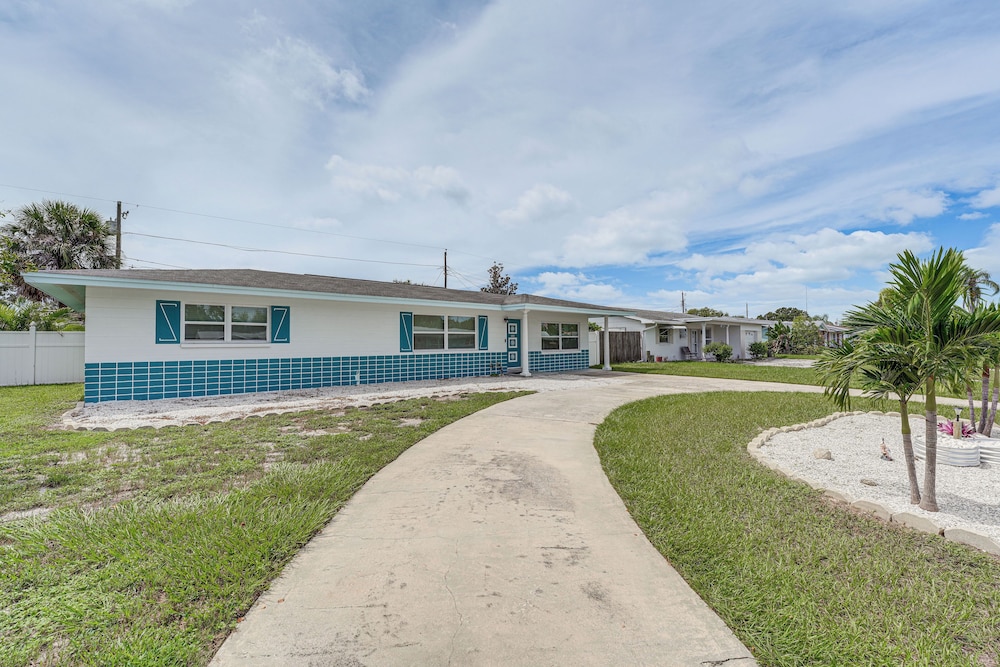 4 Mi to Beach! Furnished Outdoor Oasis in Seminole