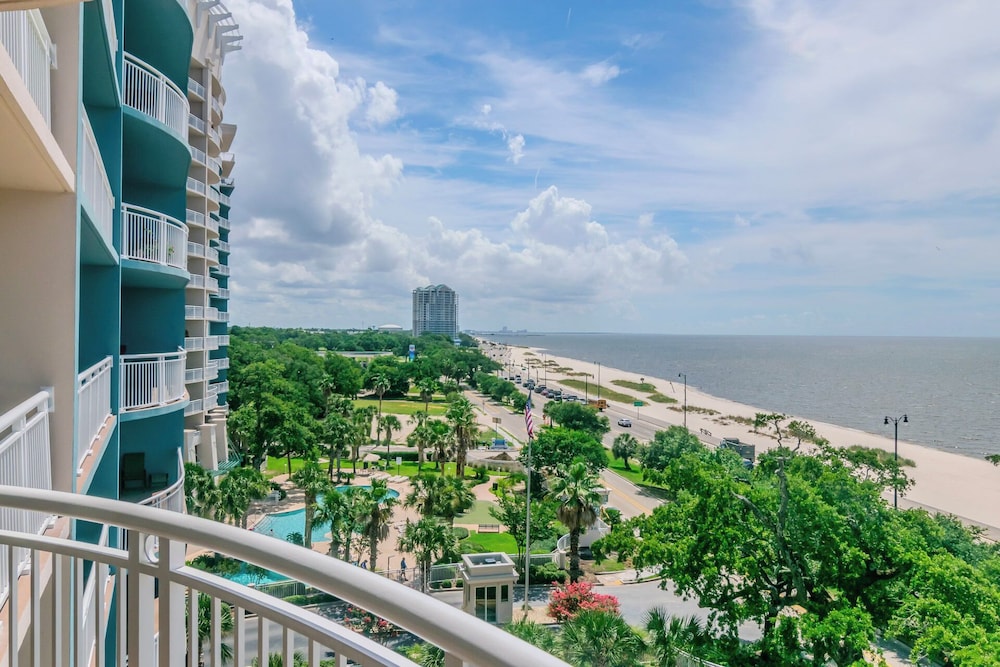 Relax in This Beautifully Cozy 2-bedroom, 2 Bathroom Condo. Sleeps 6!!