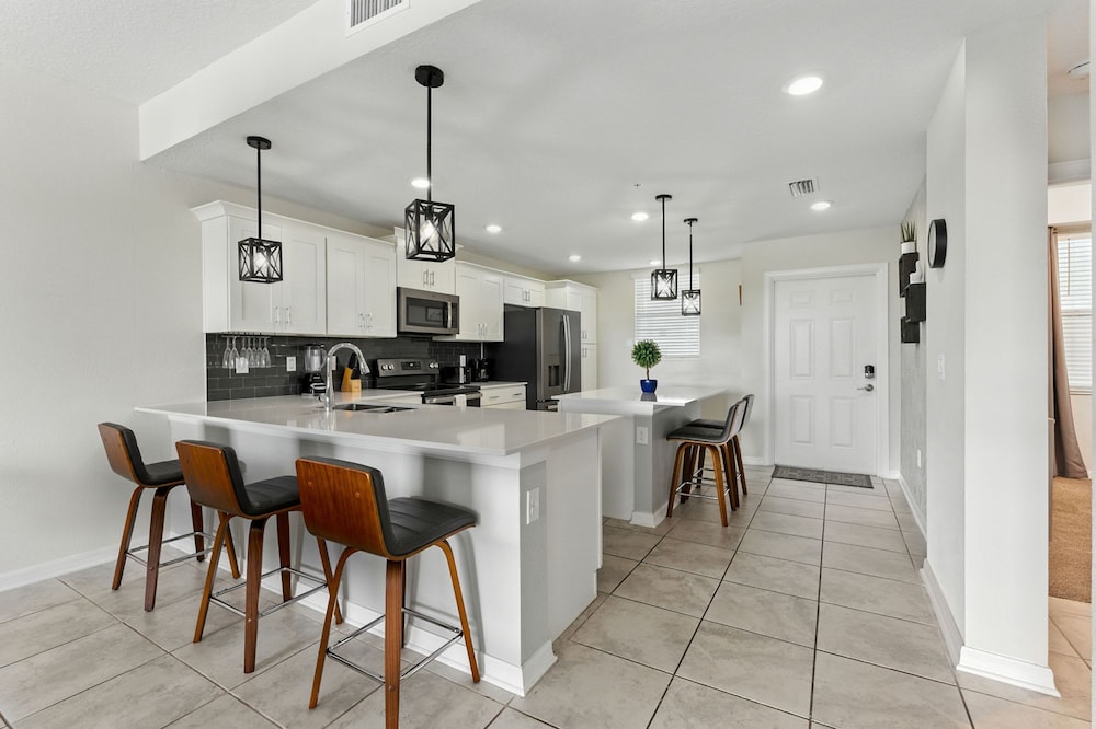 Elegant 2BR in Storey Lake Top Location