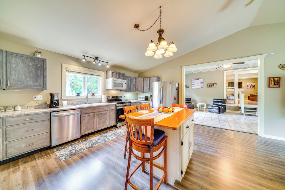 14 Mi to Dtwn Louisville: Holiday Vacation Home!