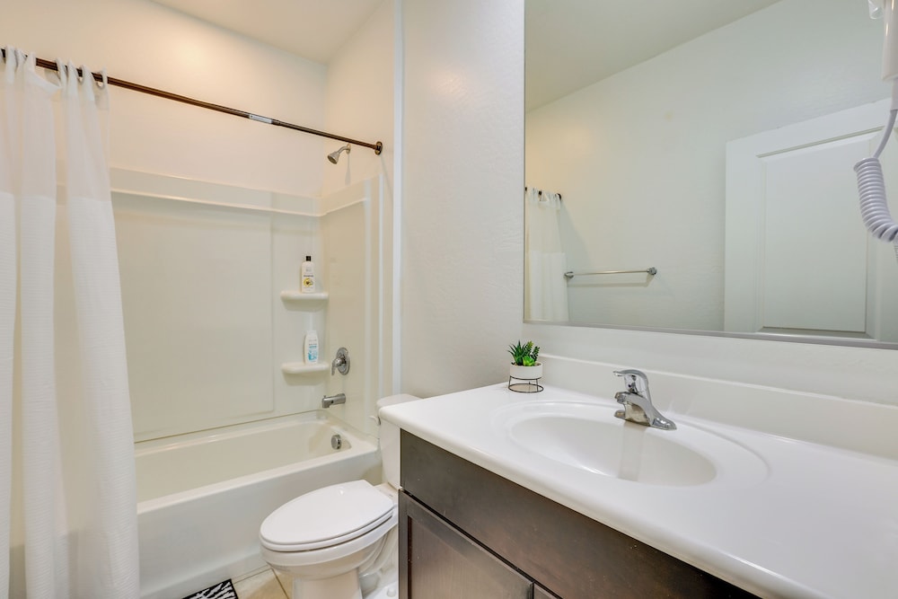10 Mi to Dtwn Phoenix: Chic Family Home
