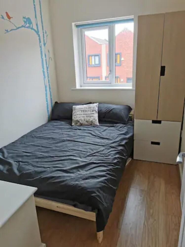 Entire 3 Bedroom House Manchester Free Parking view 5