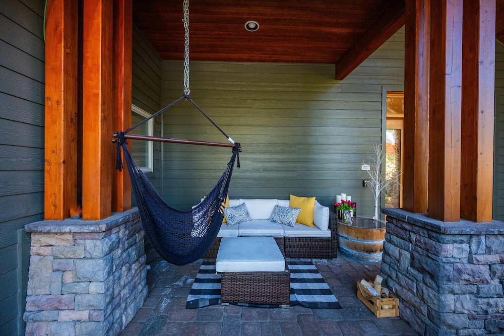 Family-Friendly Dara Oaks Home with Private Hot Tub and BBQ on the Deck by RedAwning