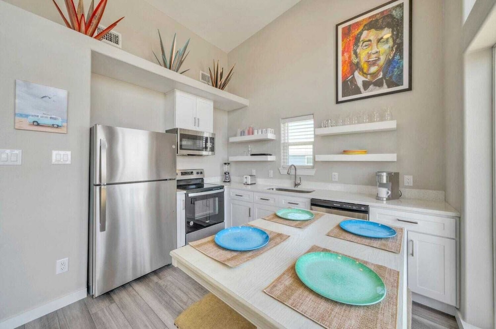 Sleeps 16 2 Homes, Priv Pool, Ping-pong 1block to Alister St. Shops & Dining