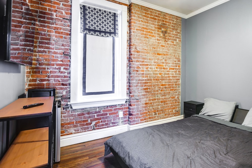 Saint Louis Home w/ Deck: 4 Mi to Downtown! view 5