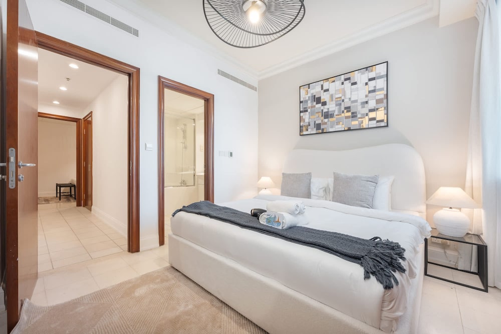 Prime 2BR Near Marina Mall Tram