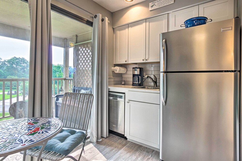 1 Mi to Lake Lure: Mtn-view Studio w/ Balcony!