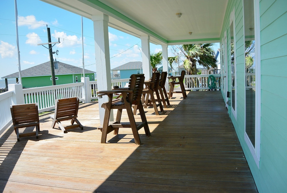 Parrot Head 3 Bedroom Home by RedAwning
