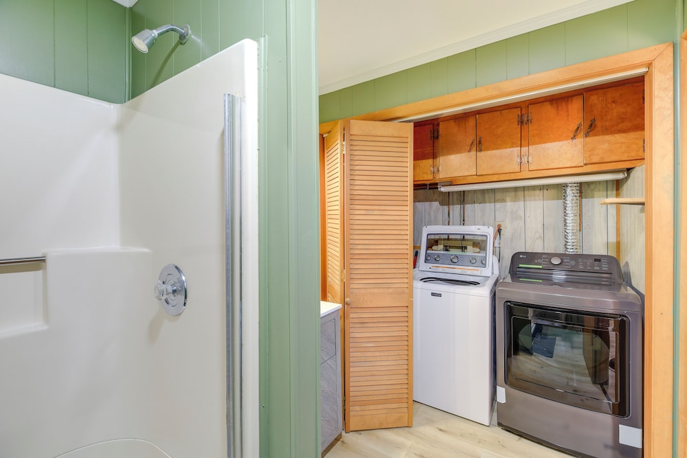 Blue Ridge Mountains Cabin w/ Community Perks!