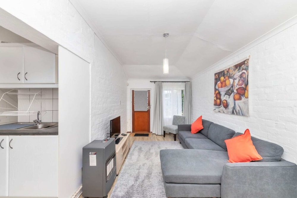 Peaceful 1BD Flat w/ Private Gardenrondebosch
