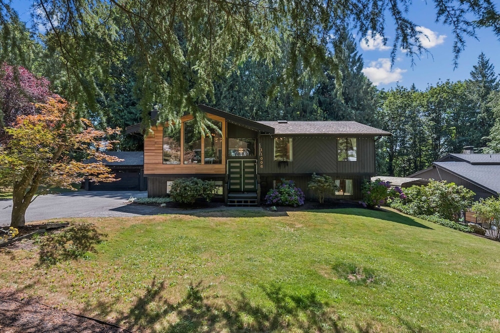 Modern Forest Escape Near Hikes & Lake 6 Bedroom Home