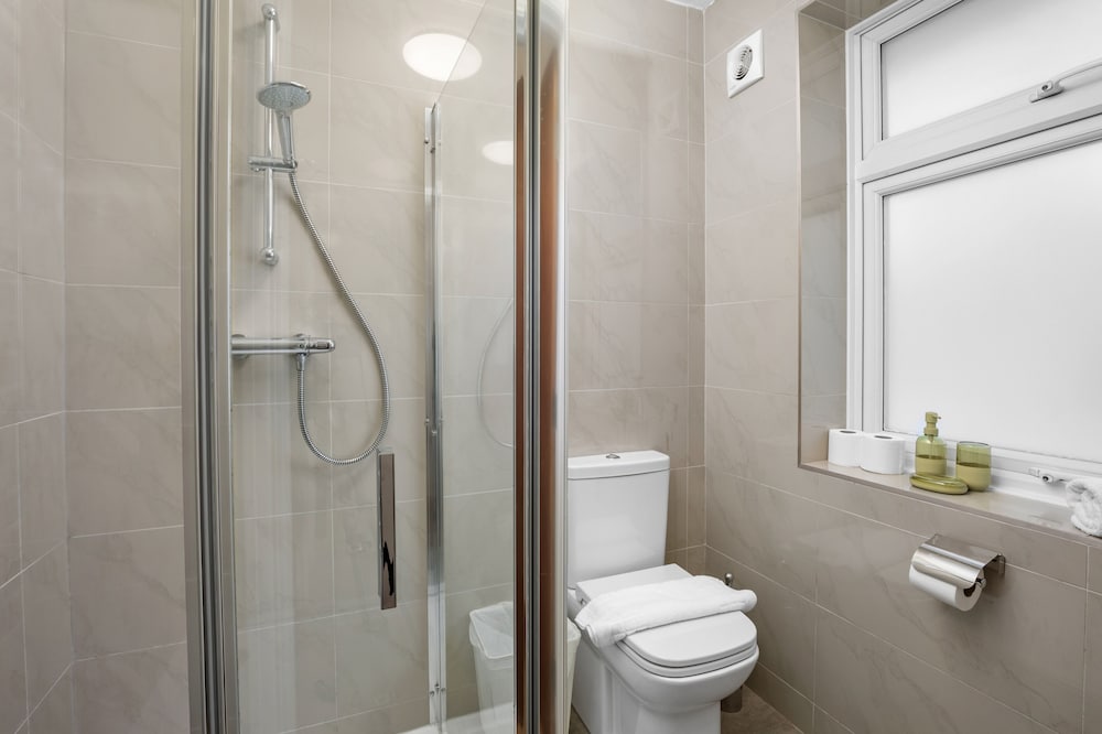 Highway Haven With Free Parking By My Getaways