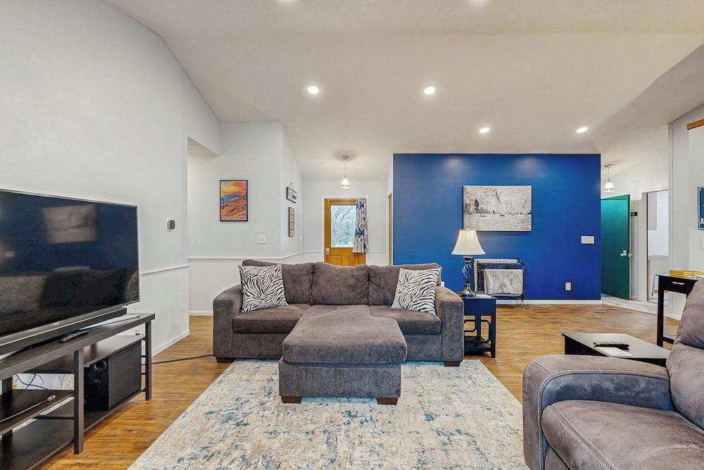 Charming 3BR Home w/ Lake Access & Pool Table