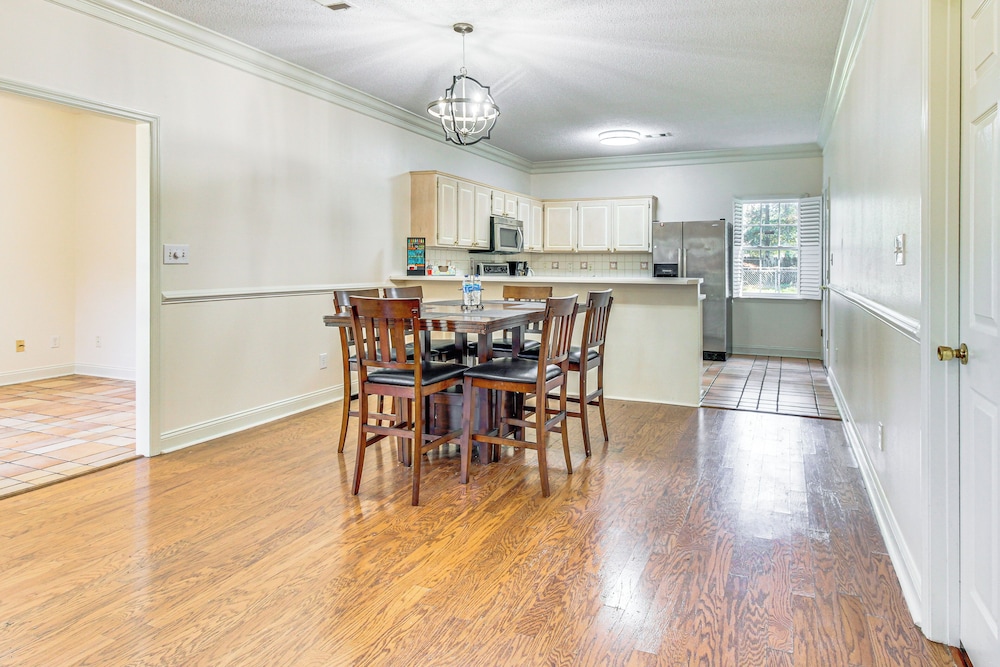 6 Mi to Dtwn Albany: Convenient Home w/ Patio