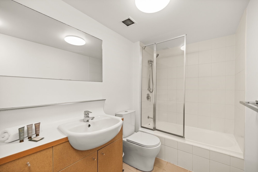 Vibrant 2-bed Apartment With Pool and Gym Access